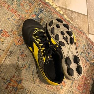 Soccer shoes